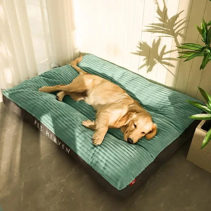 Cama de inverno quentinha para cães, feita de veludo cotelê.