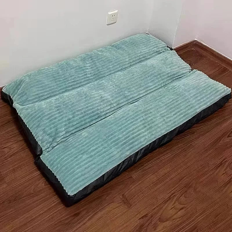Cama de inverno quentinha para cães, feita de veludo cotelê.